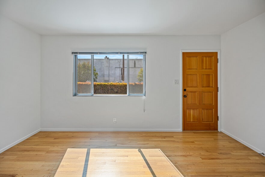 More Photos Of 502 Westminster ave, Venice Apartments For Sale