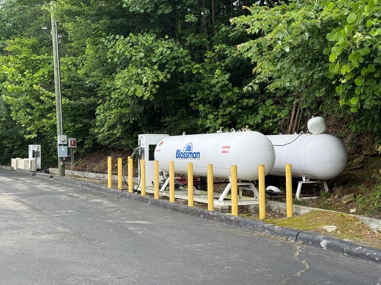 More Photos Of 2709 Crestwood Blvd, Birmingham General Retail For Sale