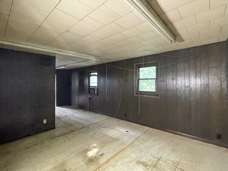 More Photos Of 2303 SE 14th St, Des Moines Warehouse For Lease