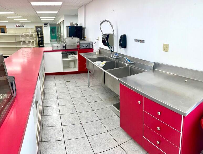 More Photos Of 2390 Highway 93, Hollister Service Station For Lease