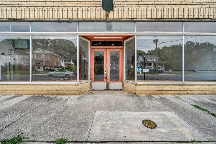 More Photos Of 2302 Melrose Ave NW, Roanoke Flex For Lease