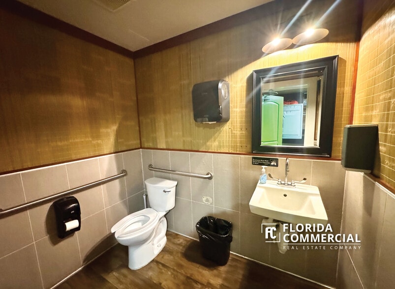 More Photos Of 796 NE Dixie Hwy, Jensen Beach Restaurant For Sale