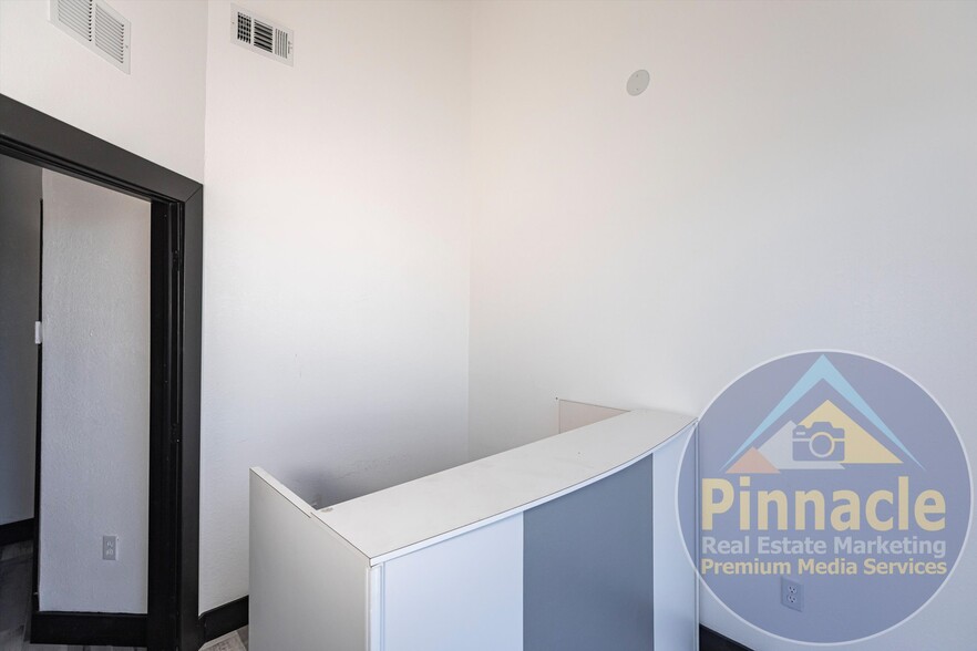 More Photos Of 24690 Sandhill Blvd, Punta Gorda Warehouse For Lease