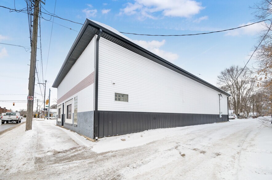 More Photos Of 805 Maple St, Big Rapids General Retail For Sale