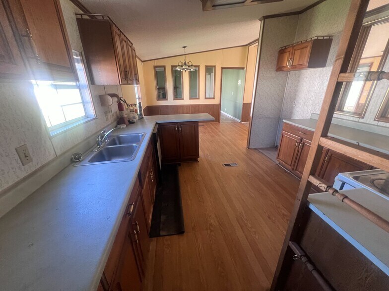 More Photos Of 530 Sims St, Maysville Flex For Lease