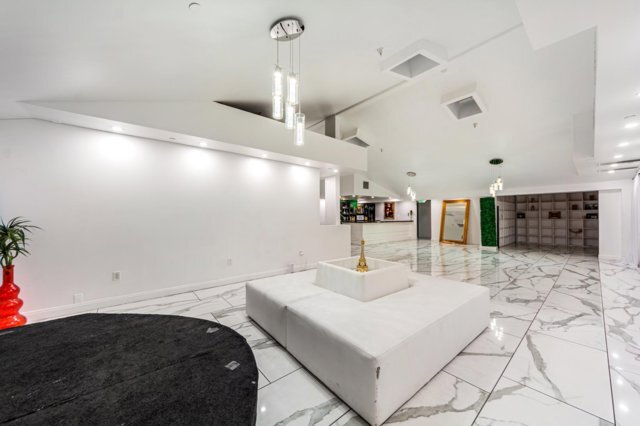 More Photos Of 4225 Crenshaw Blvd, Los Angeles Bar For Lease