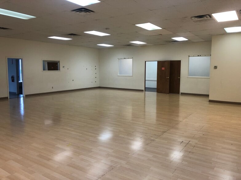 More Photos Of 7608 Oswego Rd, Liverpool Unknown For Lease