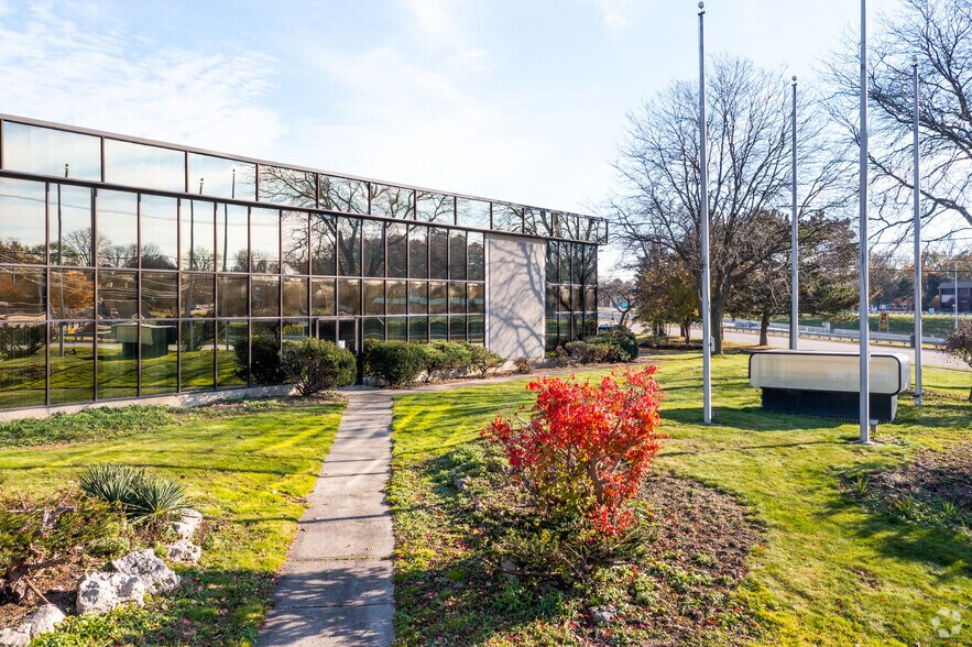 Primary Photo Of 23800 Northwestern Hwy, Southfield Office For Lease