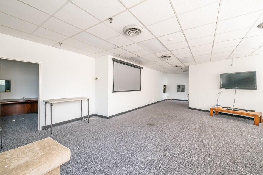 More Photos Of 4829 31st Pl, Long Island City Warehouse For Lease