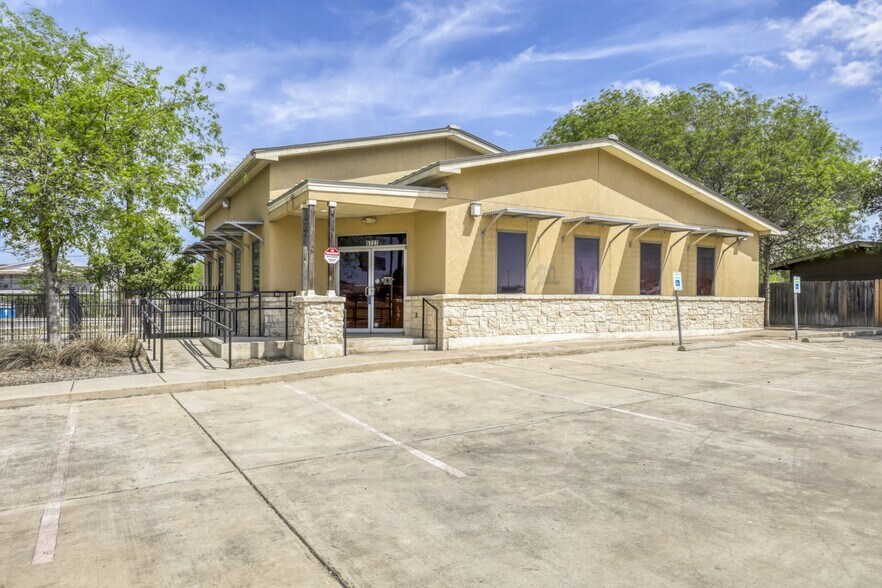 More Photos Of 5727 W I-10 Fwy, San Antonio Office For Lease
