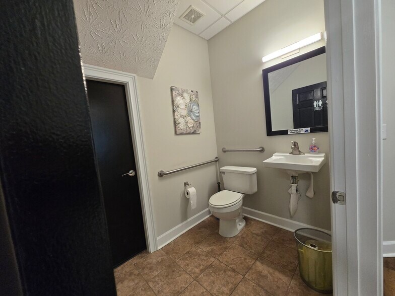 More Photos Of 140 Howard Ln, Fayetteville Office For Sale