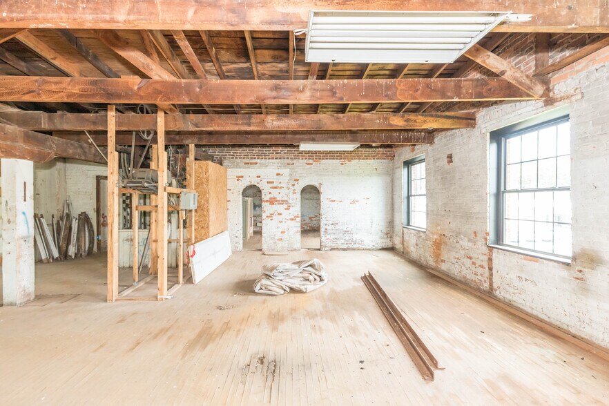 More Photos Of 1340 W Main St, Wytheville Loft Creative Space For Sale