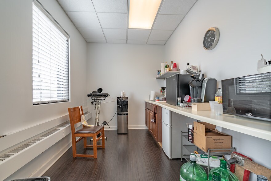 More Photos Of 6650 N Northwest Hwy, Chicago Office For Lease