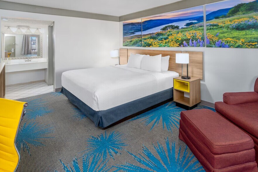 More Photos Of 903 Main St, Delta Hotel For Sale