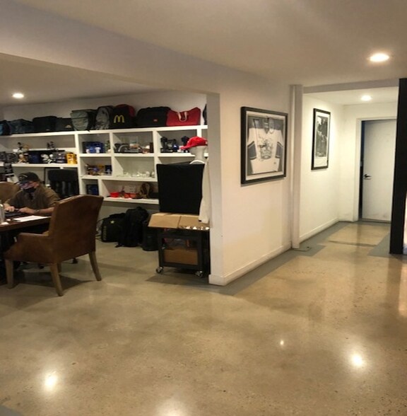 More Photos Of 3025 Airport Ave, Santa Monica Loft Creative Space For Lease
