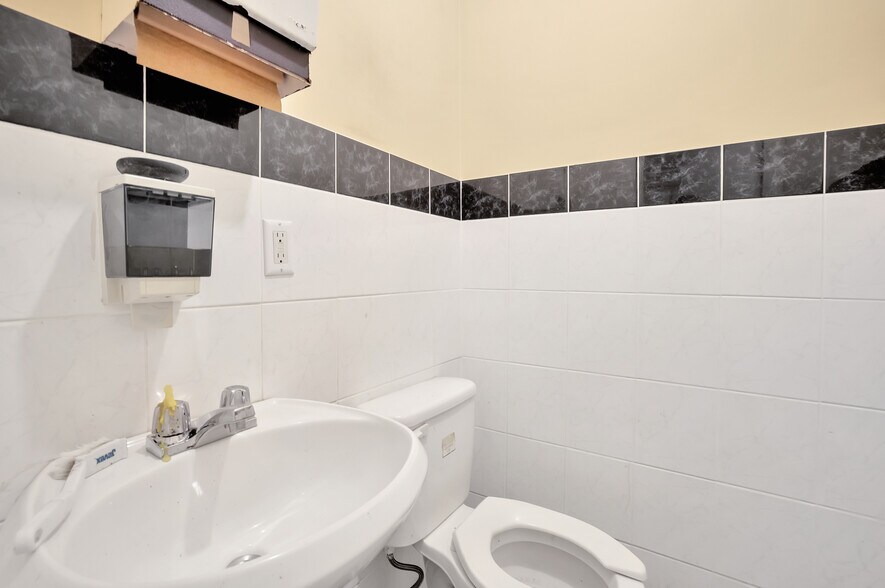 More Photos Of 1727 Division Rd N, Kingsville Restaurant For Sale