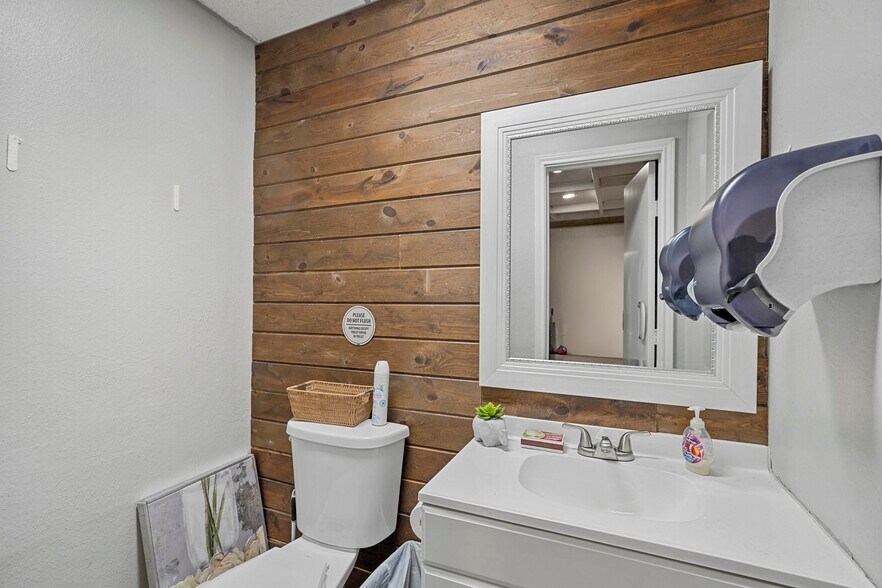 More Photos Of 4250 I-30 E, Rockwall Showroom For Sale