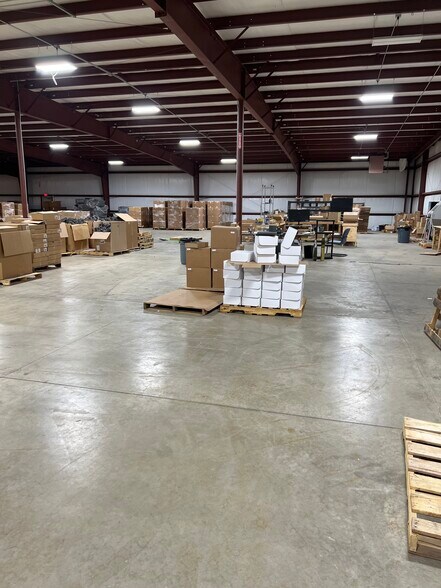 More Photos Of 701 N Bluemound Dr, Appleton Warehouse For Lease