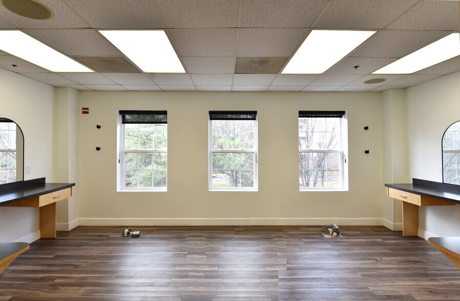 More Photos Of 13895 Hedgewood Dr, Woodbridge Medical For Sale