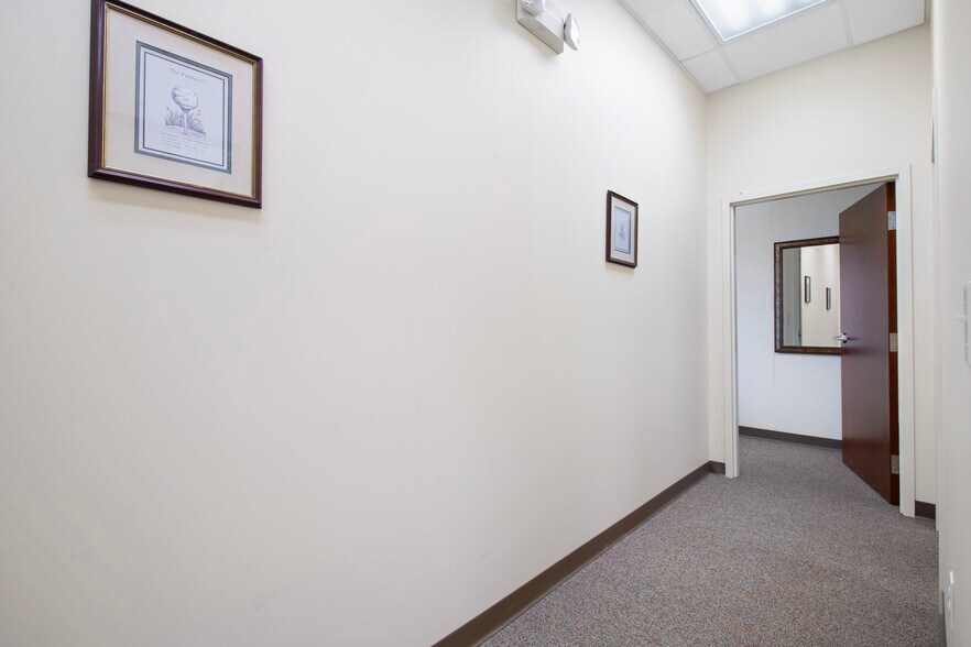 More Photos Of 7065 Westpointe Blvd, Orlando Office For Sale