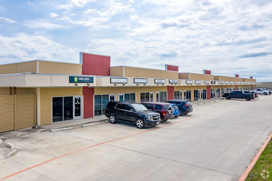 More Photos Of 2090 N Interstate 35, New Braunfels Office For Lease