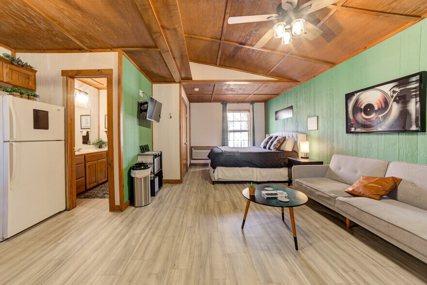 More Photos Of 446724 E 390 Rd, Langley Hotel For Sale