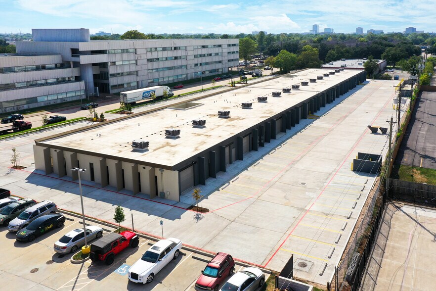 More Photos Of 9000 Parkwest Dr, Houston Light Distribution For Lease