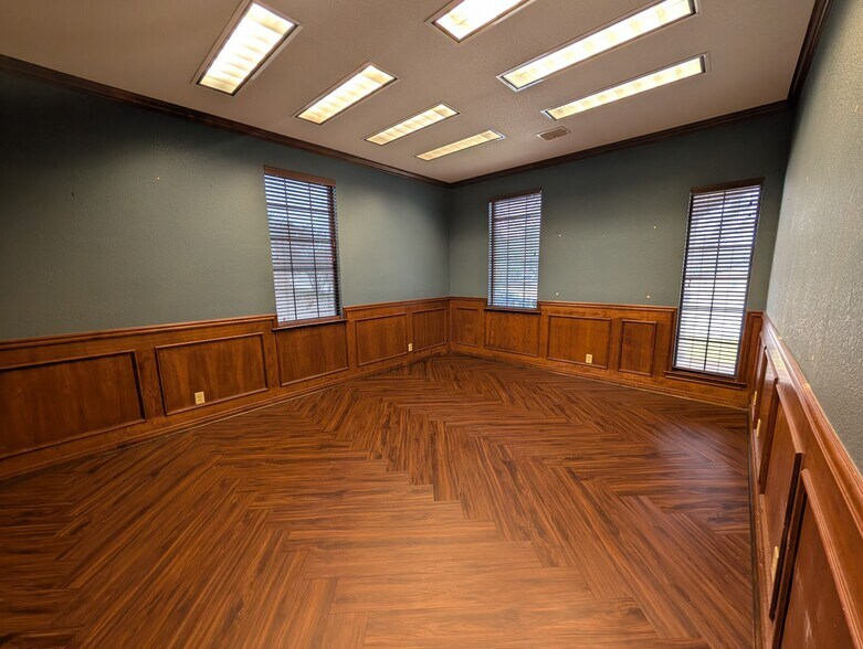 More Photos Of 3640 W Waco Dr, Waco Office For Lease