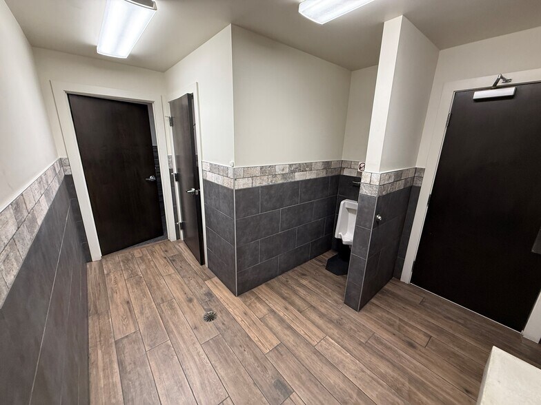 More Photos Of 1550 S Distribution Dr, Salt Lake City Flex For Lease