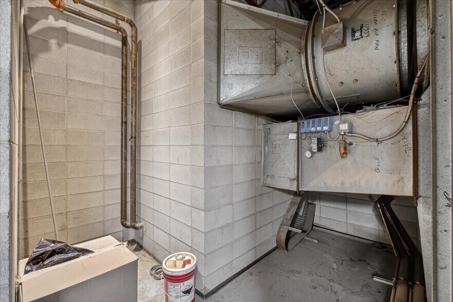 More Photos Of 11831 123 St NW, Edmonton Office For Sale