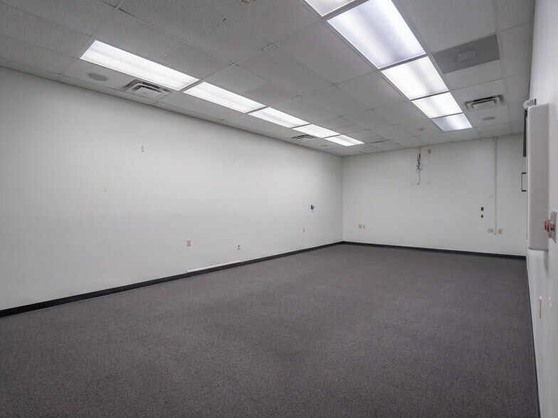 More Photos Of 900 Bugg Ln, San Marcos Storefront For Lease