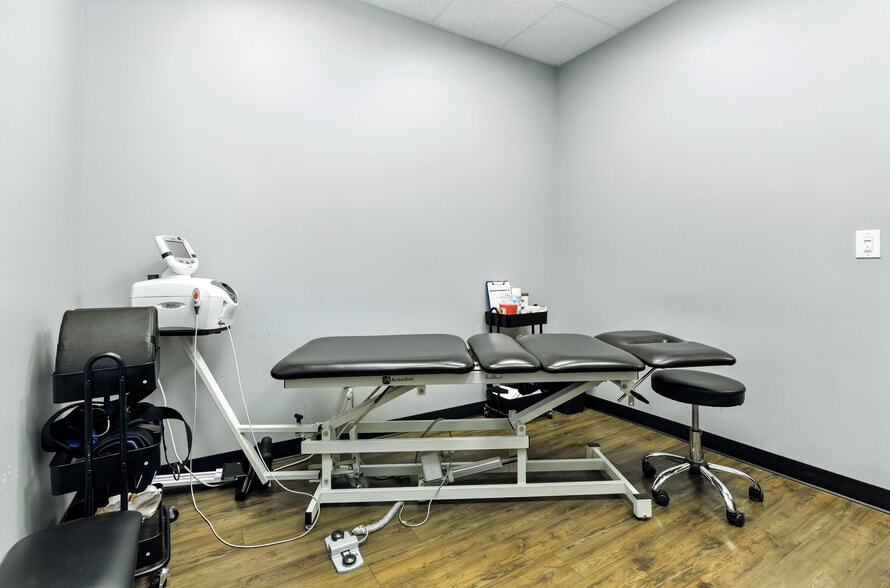 More Photos Of 2221 John Williams Blvd, Bedford Office For Sale