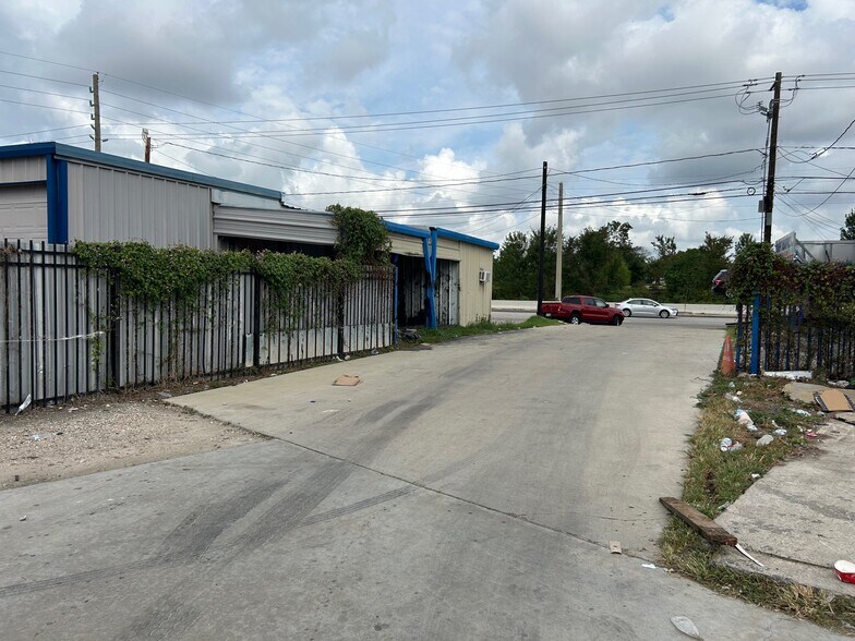 More Photos Of 14241 Main St, Houston Service For Lease