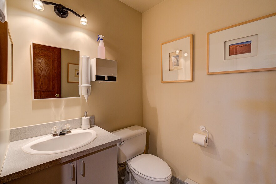 More Photos Of 415 Rue Du Village, Repentigny Office For Sale