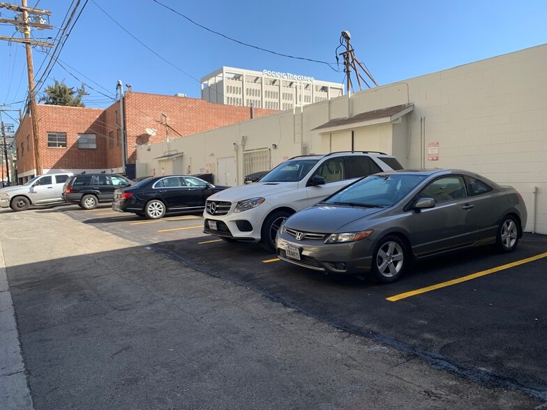 More Photos Of 111-113 S Robertson Blvd, Los Angeles Storefront For Lease