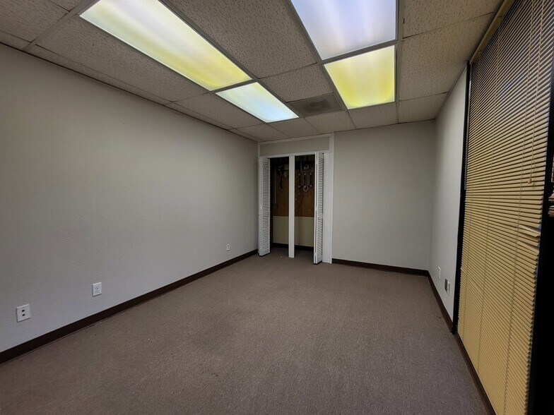 More Photos Of 433 Kitty Hawk Rd, Universal City Office For Lease