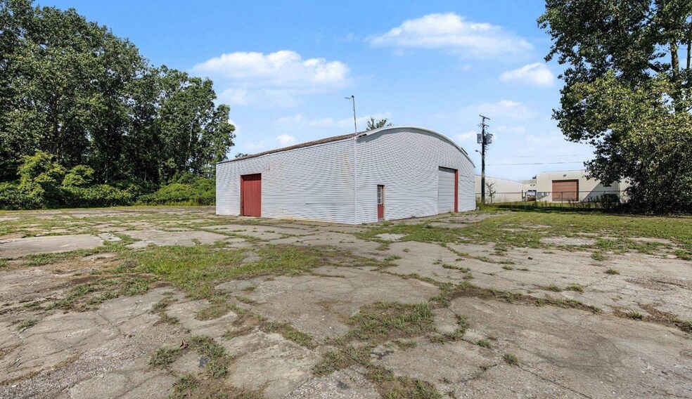 More Photos Of 3905 32nd St, Port Huron Showroom For Sale