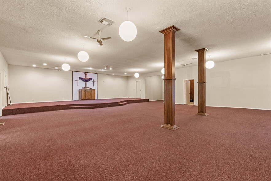 More Photos Of 215 S Bixby St, Coweta Religious Facility For Sale