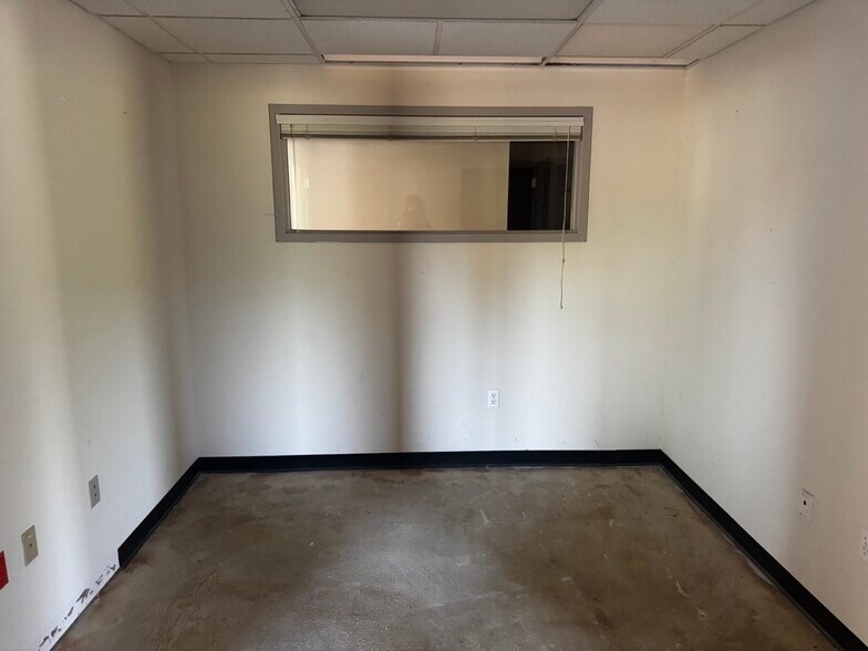 More Photos Of 230 N Equity Dr, Smithfield Medical For Lease