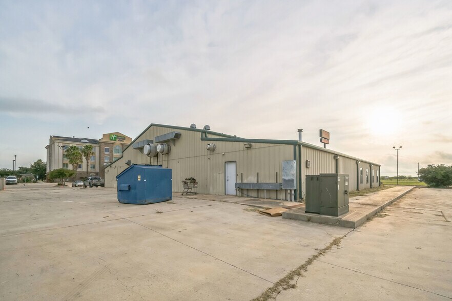 More Photos Of 410 S Interstate 35, Pearsall Storefront Retail Office For Lease