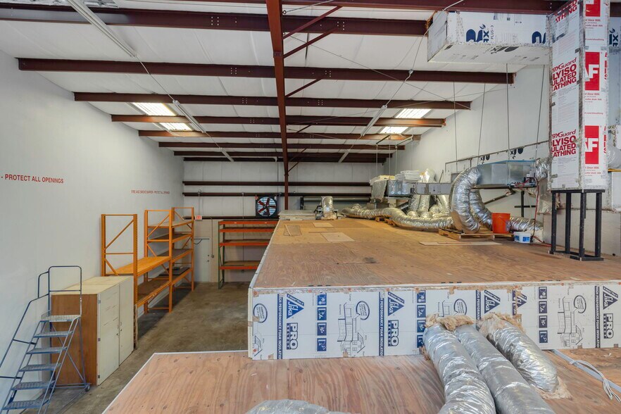 More Photos Of 565 Frederica Ln, Dunedin Warehouse For Lease