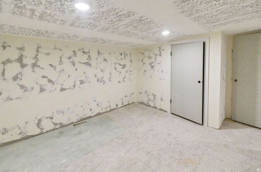 More Photos Of 46 S Center St, Elsinore Industrial For Sale