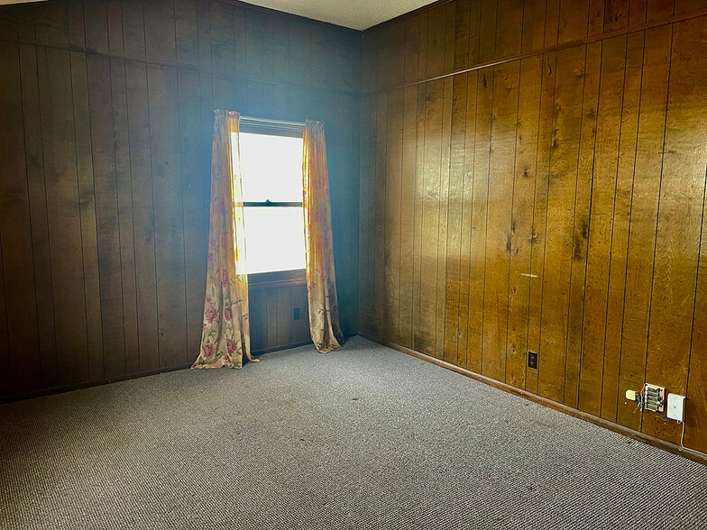 100 W Unaka Ave, Johnson City, TN 37604 Office For Sale