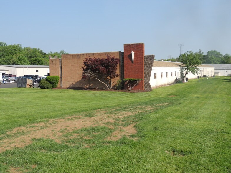 More Photos Of 418 Caredean Dr, Horsham Township Light Distribution For Lease