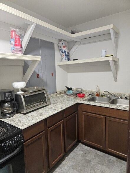 More Photos Of 104 Industry Dr, Yorktown Flex For Lease