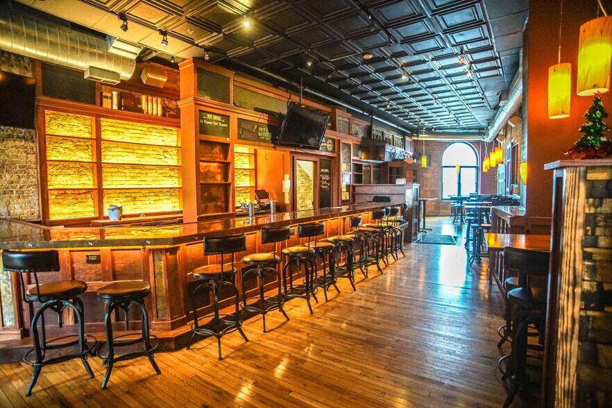 More Photos Of 105 S Cook St, Barrington Restaurant For Sale