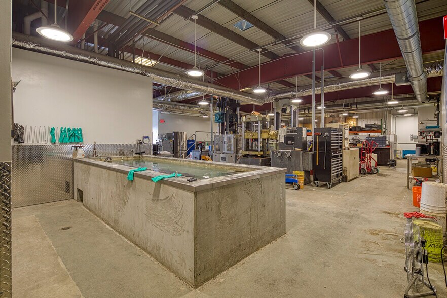 More Photos Of 2025-2035 Newcomb Ave, San Francisco Warehouse For Lease