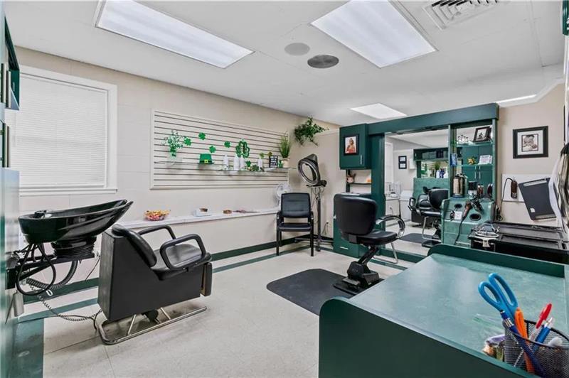 More Photos Of 306 Wollard Blvd, Richmond Freestanding For Sale