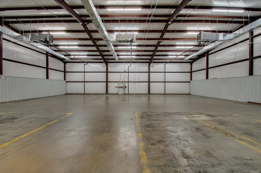 More Photos Of 1212 S Clay St, Ennis Manufacturing For Lease