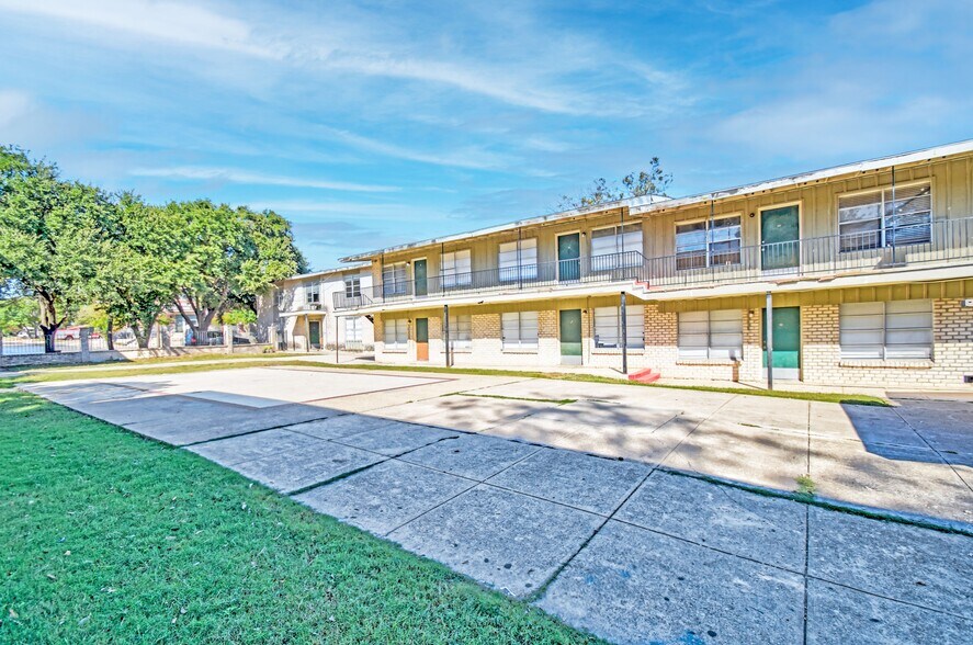 More Photos Of 2222 Vance Jackson Rd, San Antonio Apartments For Sale